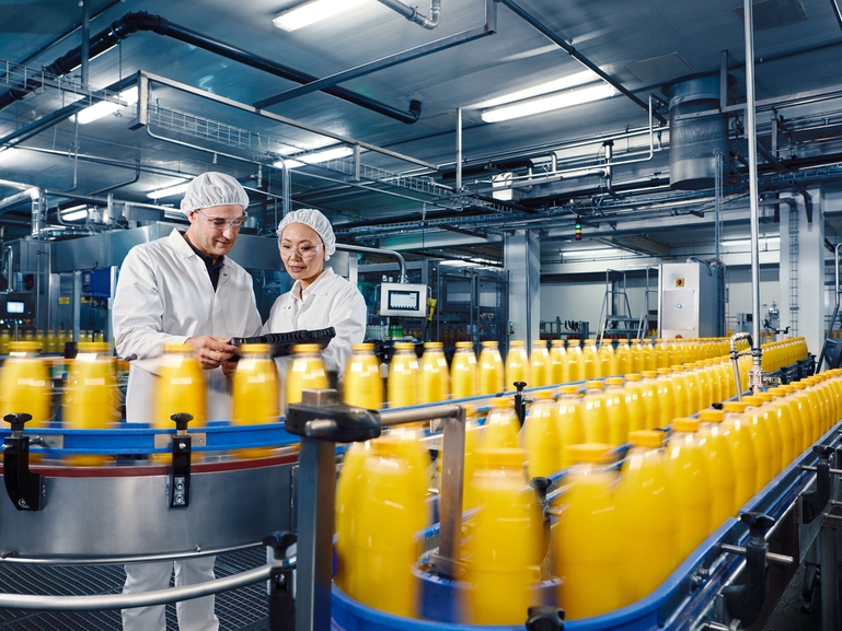 Punjenje soka od naranče u postrojenju za piće