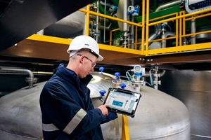 Maintenance manager with an SMT70 tablet in a chemical plant