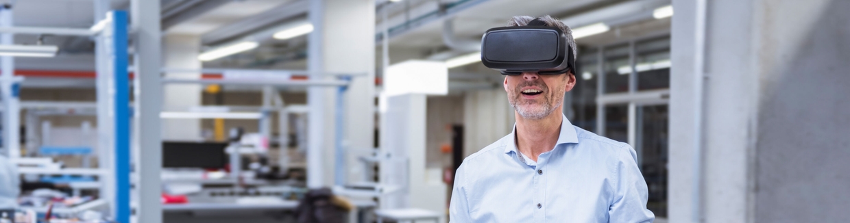 Čovjek u uredu s naočalama za virtualnu stvarnost